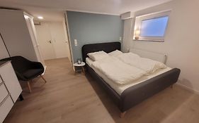 Zimmer im Souterrain mit eigenem Bad